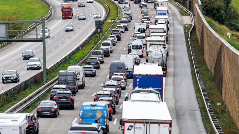 Stau auf der A8 in Bayern | Bild: picture alliance / dpa | Matthias Balk Stau auf der A8 in Bayern