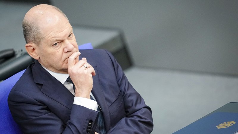 Bundeskanzler Olaf Scholz (SPD) nimmt an der Sitzung des Bundestags teil. In einer Regierungserklärung sprach der Bundeskanzler ein Jahr nach seiner Rede zur "Zeitenwende" zum russischen Angriffskrieg in der Ukraine.
