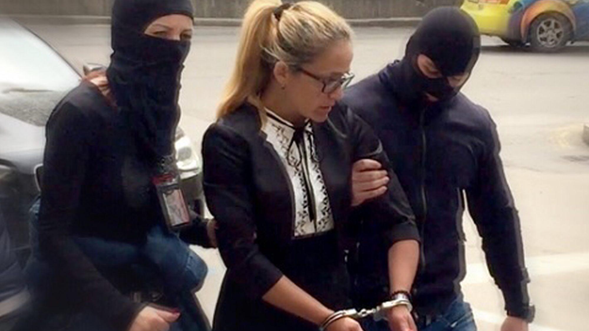 Dessislawa Iwantscheva wird in Handschellen abgeführt. In ihrem Auto findet die Polizei unterdessen 56 000 Euro in bar. Iwantscheva sagt, ihr Auto sei unverschlossen gewesen und das Geld untergeschoben worden. Sie und Petrova hätten auch nie einen Bauunternehmer erpresst. 