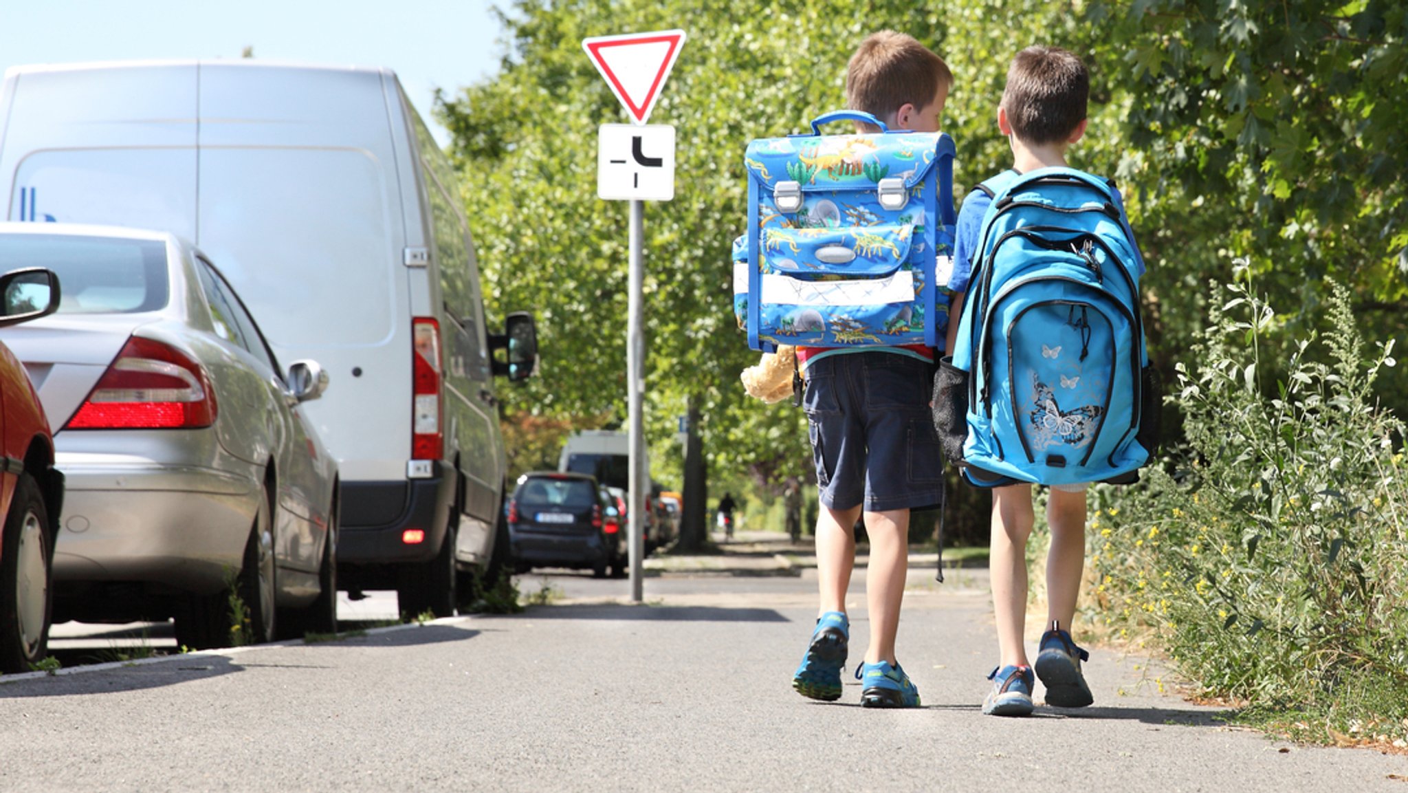 Kinder auf dem Schulweg (Symbolbild)