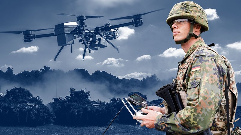 Soldat der eine Drohe steuert | Bild: picture alliance / Flashpic | Jens Krick, picture alliance / dpa | Jens Büttner; picture alliance / NurPhoto | Emmanuele Contini, Montage BR Soldat der eine Drohe steuert