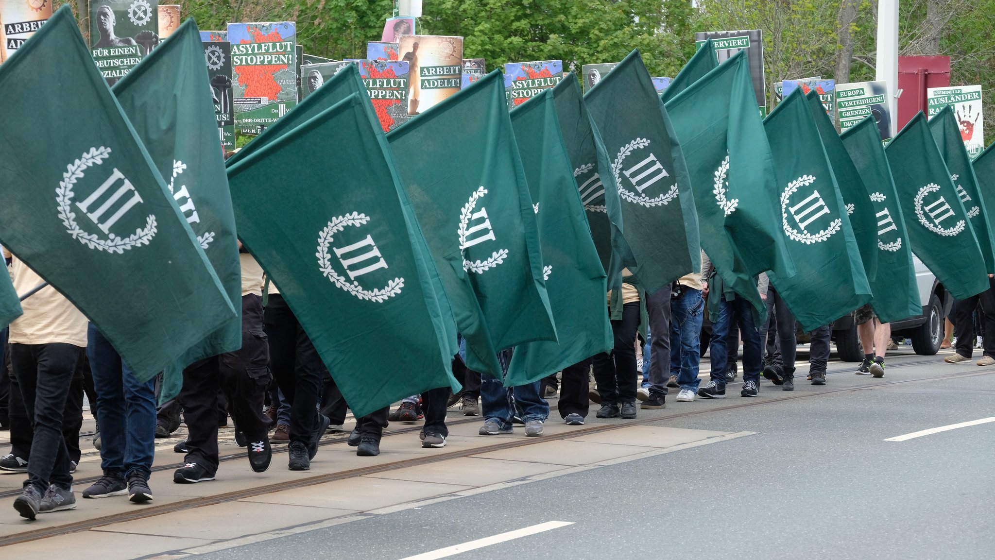 01.05.2019, Sachsen, Plauen: Teilnehmer eines rechten Aufmarsches der Partei „Der dritte Weg“ gehen eine Straße entlang. 