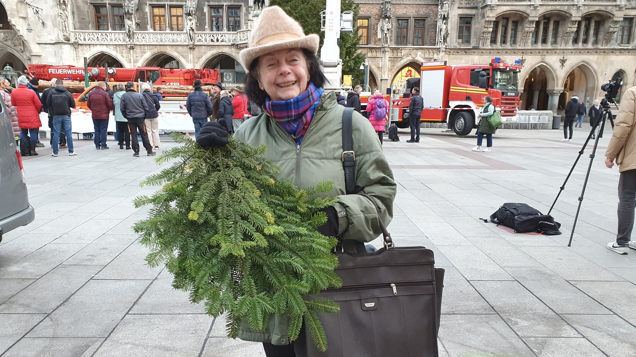 Christina Erlmeier sammelt Zweige für Menschen, die es selbst nicht zum Marienplatz schaffen.