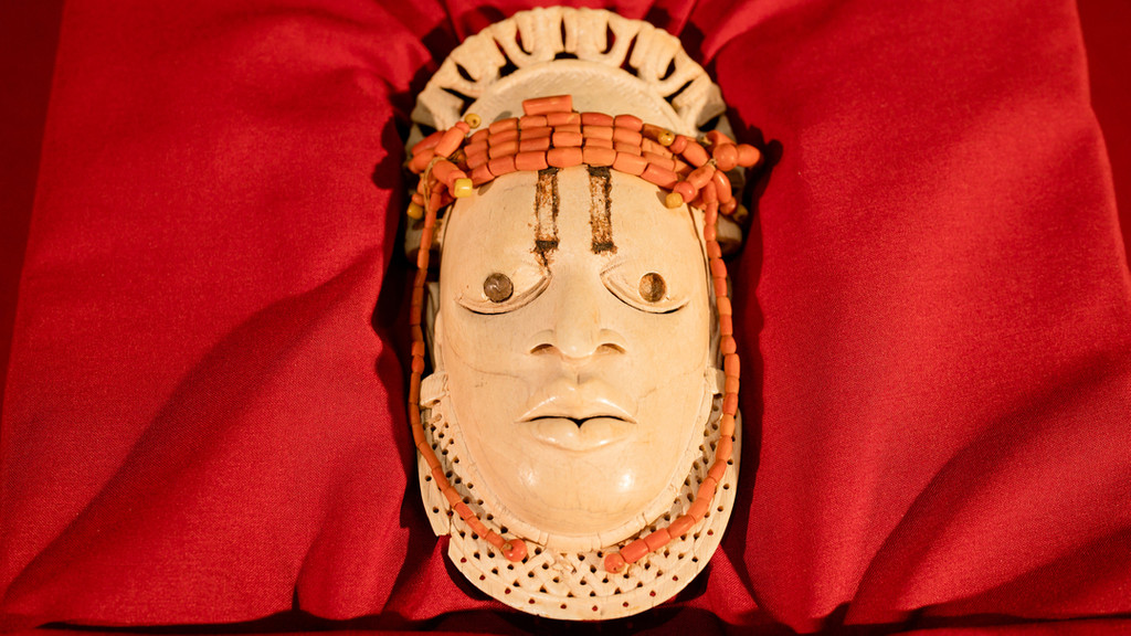 Eine Elfenbeinmaske, die aus Stuttgart nach Nigeria überführt wird - präsentiert auf einer Pressekonferenz am Mittwoch. | Bild: dpa-Bildfunk/Ilkay Karakurt Eine Elfenbeinmaske, die aus Stuttgart nach Nigeria überführt wird - präsentiert auf einer Pressekonferenz am Mittwoch.