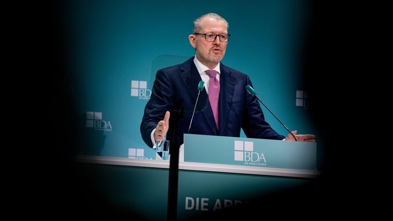 25.11.2025, Berlin: Rainer Dulger, Arbeitgeberpräsident, spricht beim Arbeitgebertag 2025. | Bild: dpa-Bildfunk/Fabian Sommer 25.11.2025, Berlin: Rainer Dulger, Arbeitgeberpräsident, spricht beim Arbeitgebertag 2025.