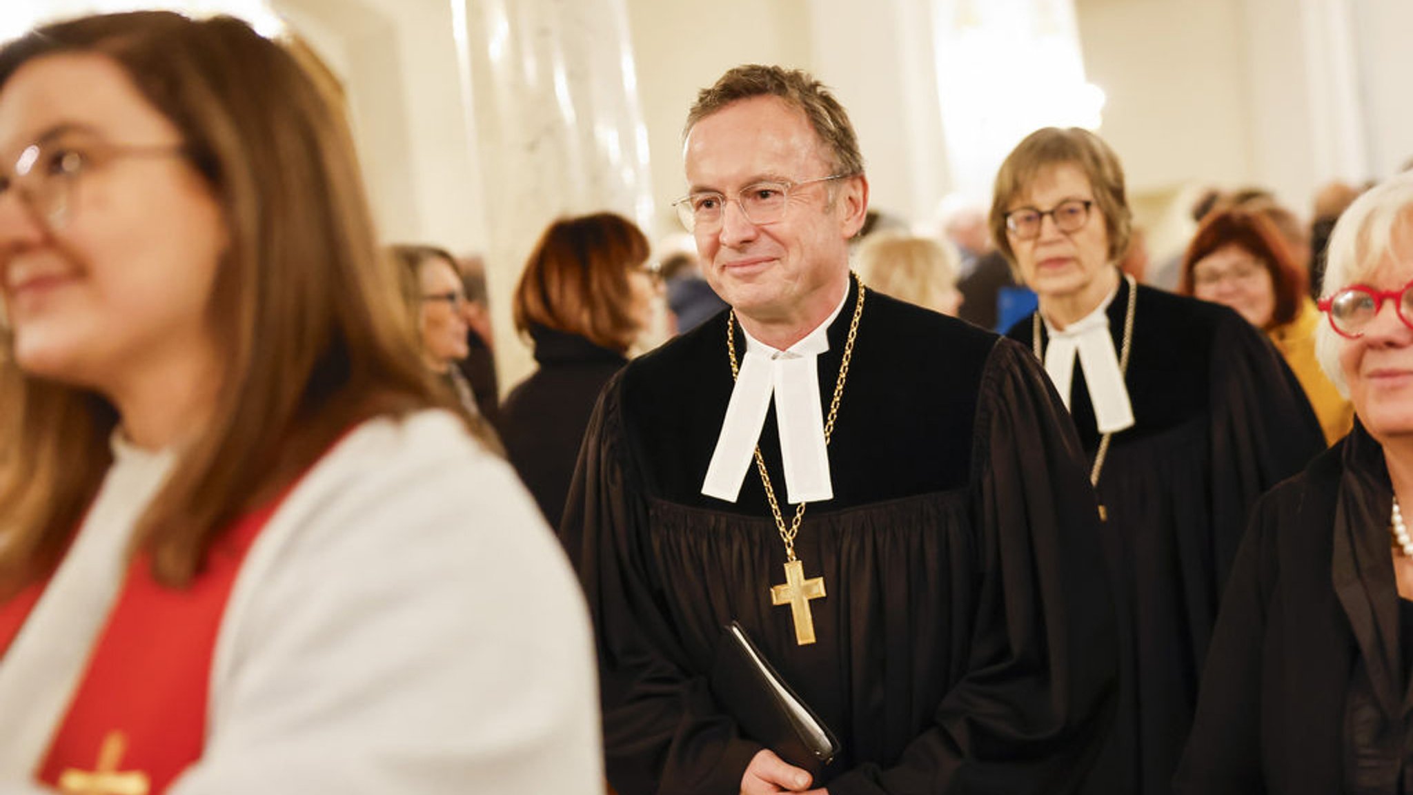 26.11.2023, Bayern, Amberg: Landesbischof Christian Kopp zieht aus der Paulanerkirche in Amberg aus. Mit einem Eröffnungsgottesdienst beginnt die Herbsttagung der Landessynode der evangelisch-lutherischen Kirche in Bayern. Foto: Daniel Löb/dpa +++ dpa-Bildfunk +++