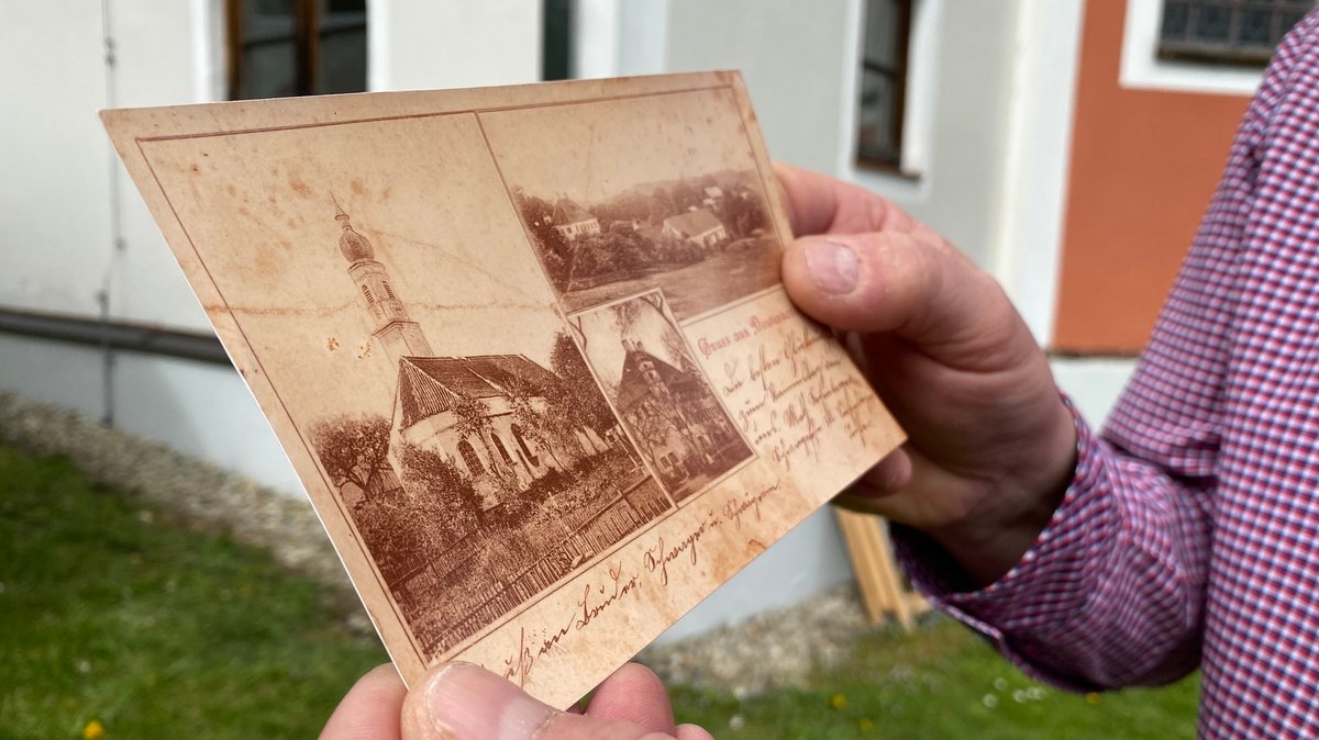 Die alte Postkarte, auf der die Uhr am Kirchturm zu sehen ist