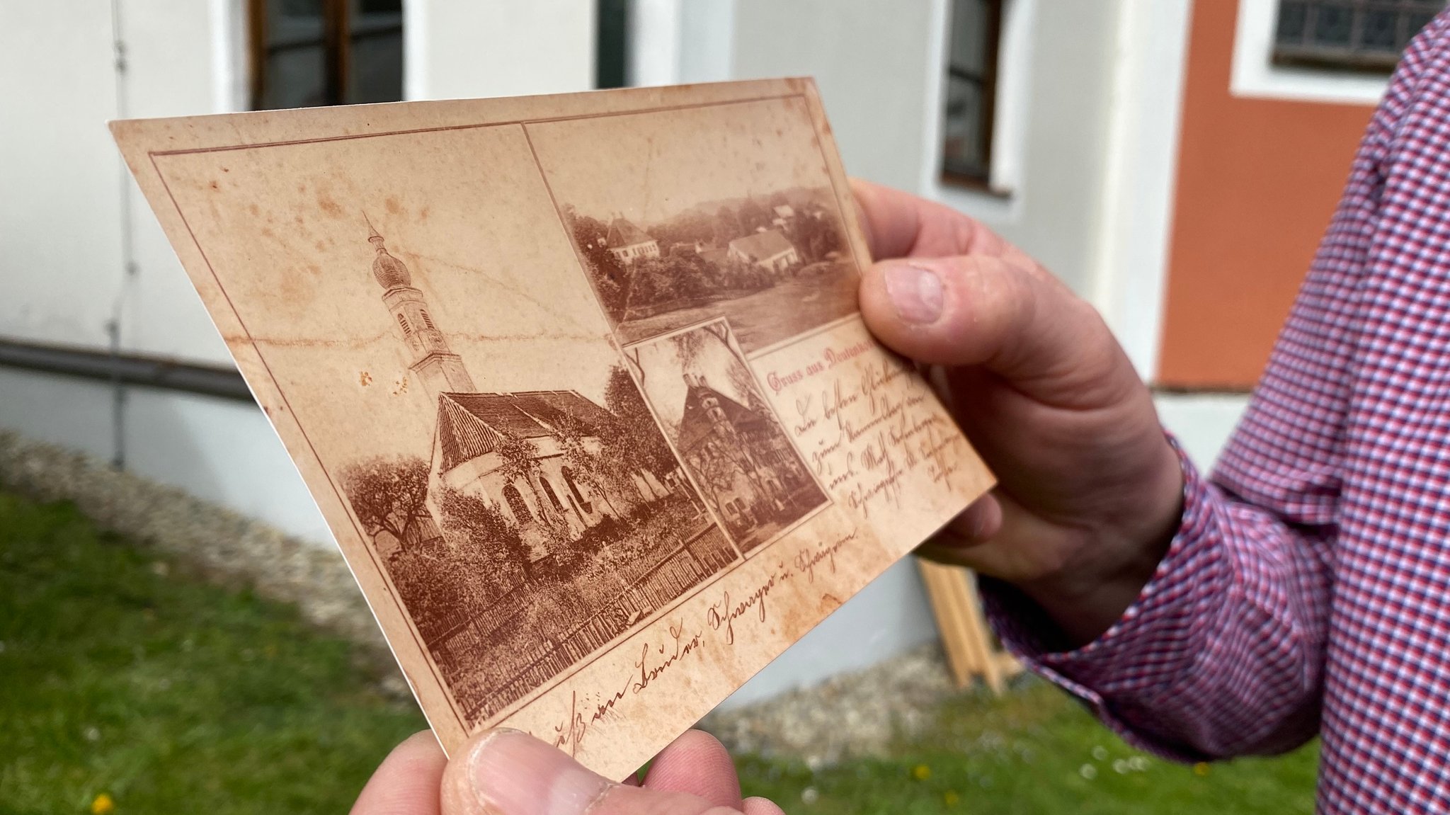 Die alte Postkarte, auf der die Uhr am Kirchturm zu sehen ist