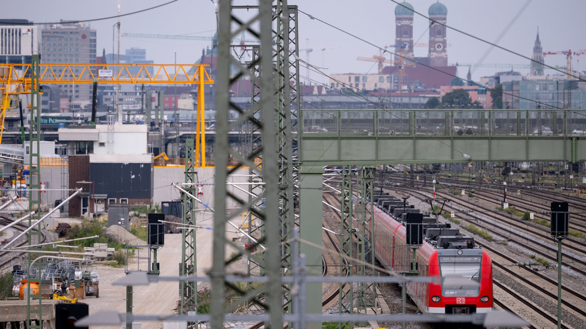 München: Ein Zug der S-Bahn München fährt an der Baustelle der zweiten S-Bahn-Stammstrecke entlang.