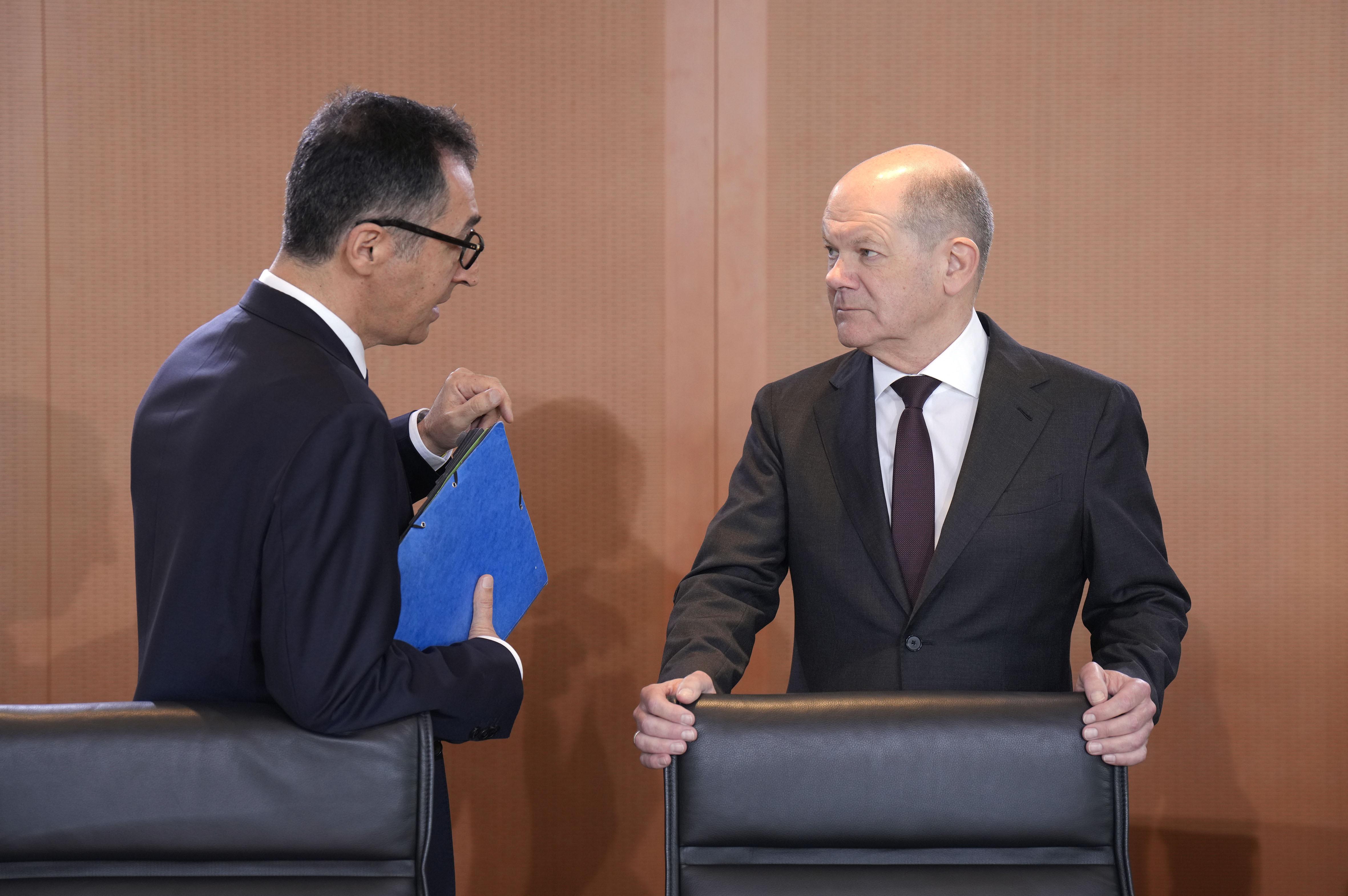 Landwirtschaftsminister Cem Özdemir und Kanzler Olaf Scholz besprechen sich am 10. April im Bundeskabinett, einen Tag vor dem Expertentreffen.