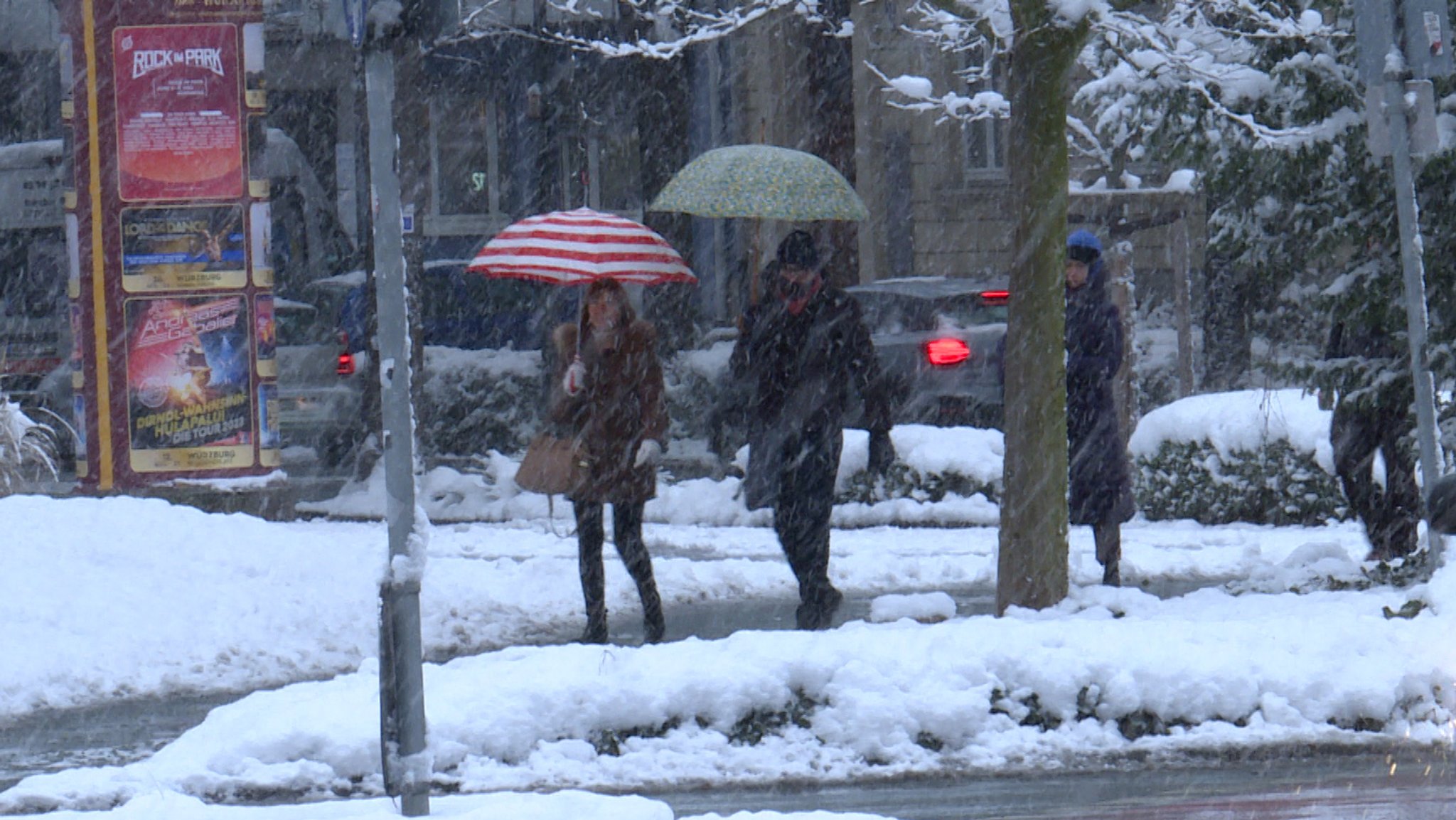 Im Norden Bayerns ist der Winter zurück. In Unterfranken haben sich am Mittwoch mehrere Glätteunfälle ereignet. Die Lage sei "schrecklich", so ein Sprecher. In den Landkreisen Würzburg, Kitzingen und in der Stadt Würzburg fällt der Unterricht aus.