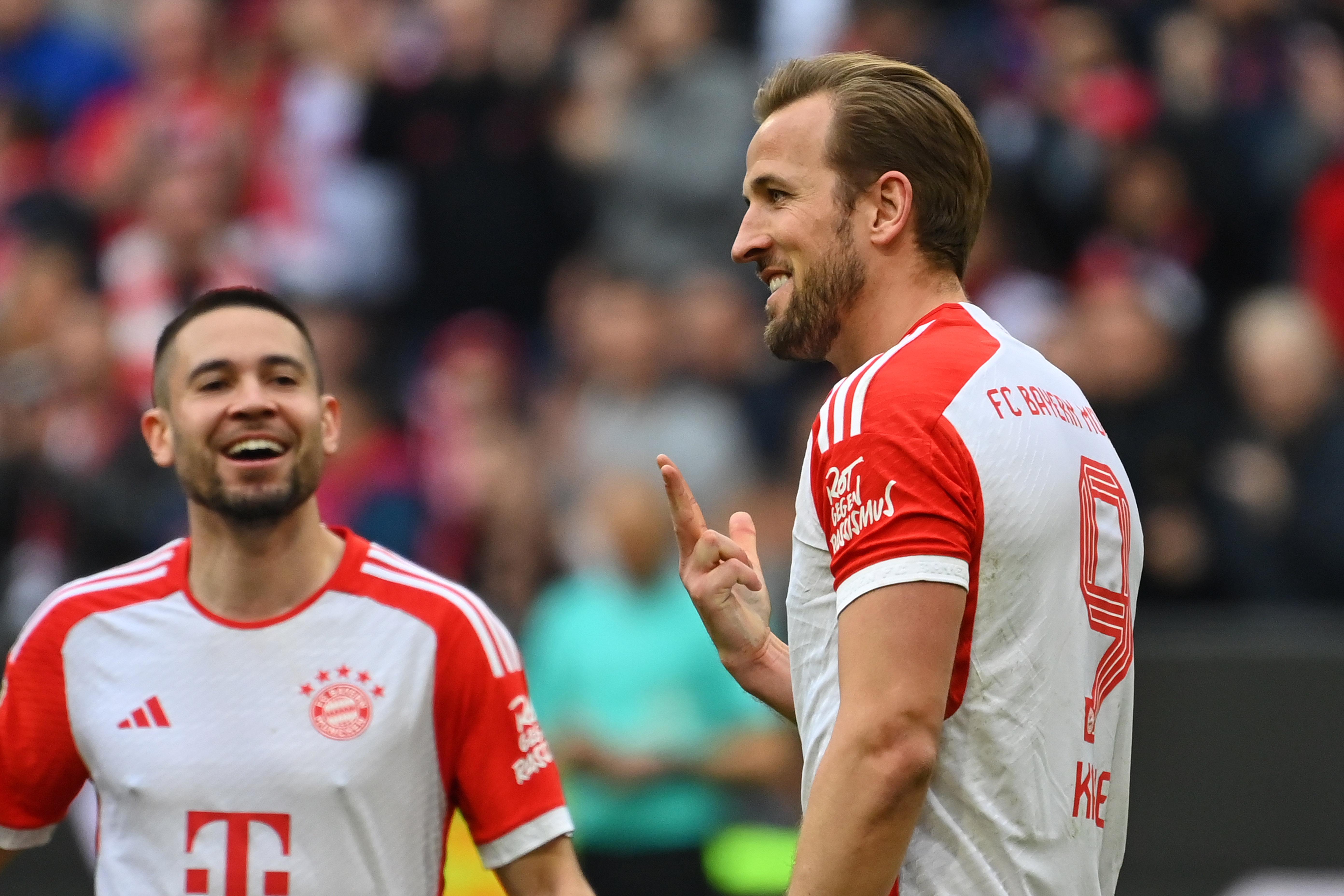 Raphael Guerreiro (links) und Harry Kane nach dem dritten Tor des Engländers gegen Mainz