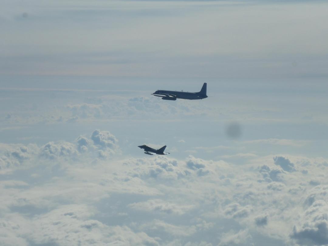 Archivbild: Ein Eurofighter (unten) und ein russisches Flugzeug fliegen über der Ostsee. 