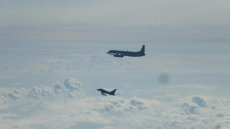 Archivbild: Ein Eurofighter (unten) und ein russisches Flugzeug fliegen über der Ostsee. | Bild: -/Deutsche Luftwaffe/dpa Archivbild: Ein Eurofighter (unten) und ein russisches Flugzeug fliegen über der Ostsee.
