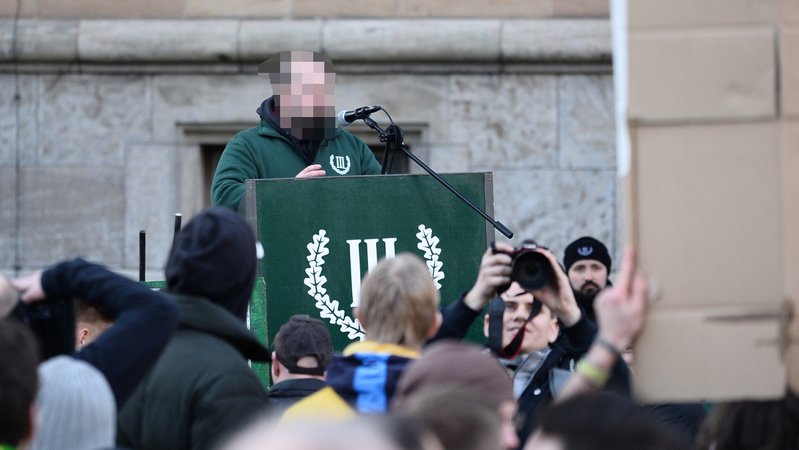 Matthias B. auf einer Demo der Partei in Bamberg (2020). | Bild: BR/Jonas Miller Matthias B. auf einer Demo der Partei in Bamberg (2020).