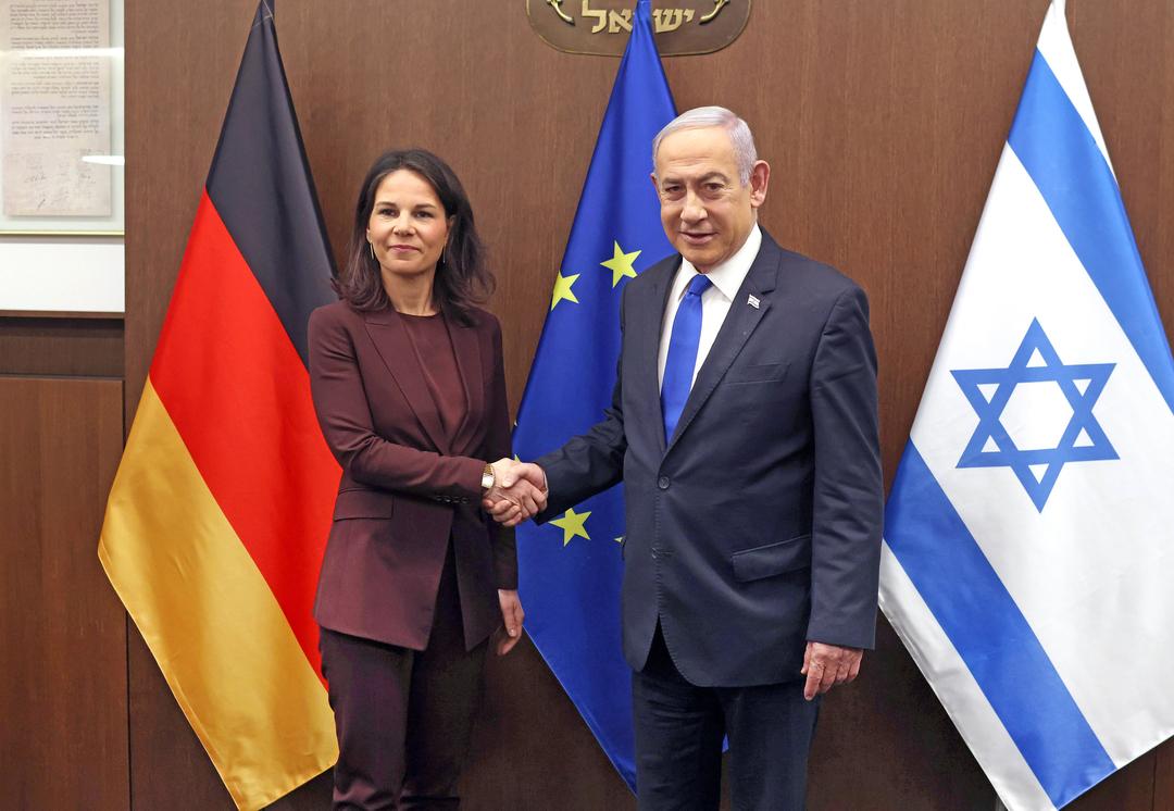 17.04.2024, Israel, Jerusalem: Israels Premierminister Benjamin Netanjahu (r) begrüßt die deutsche Außenministerin Annalena Baerbock.