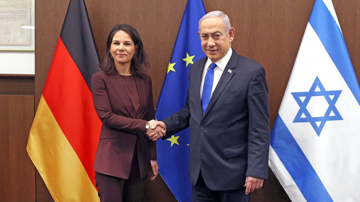17.04.2024, Israel, Jerusalem: Israels Premierminister Benjamin Netanjahu (r) begrüßt die deutsche Außenministerin Annalena Baerbock.