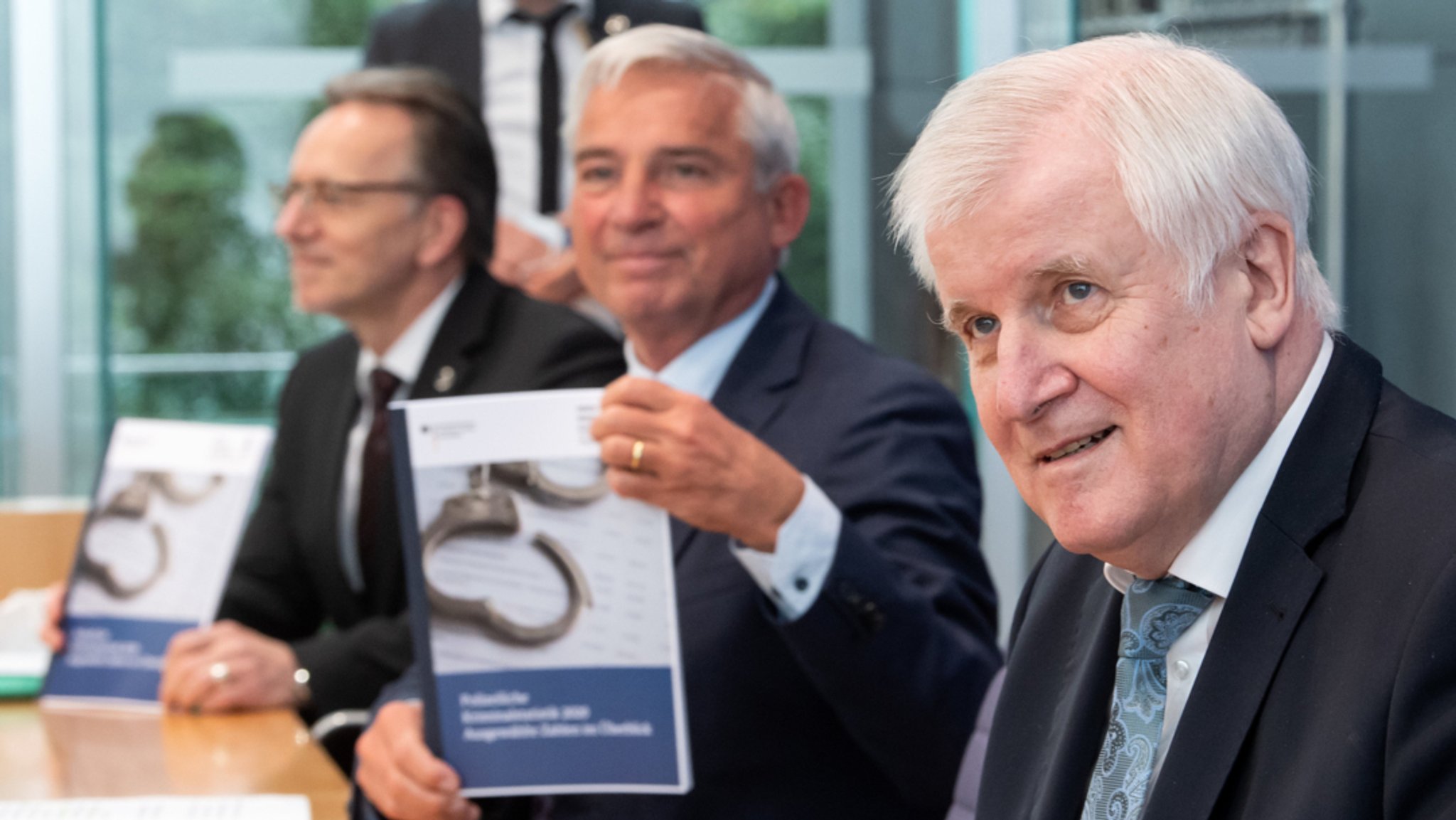 Seehofer, Münch und Strobl stellen die Polizeiliche Kriminalstatistik 2020 vor. 