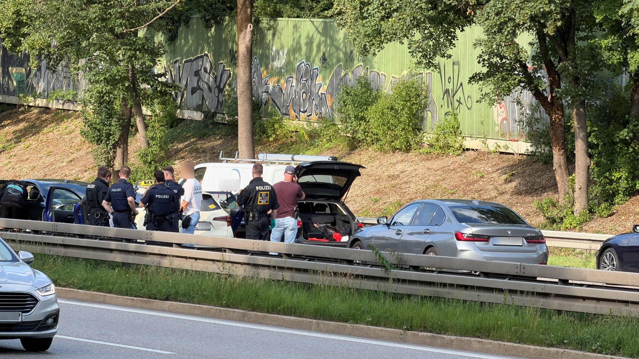 Fahndung mit 40 Streifenwagen – Festnahmen nach Überfall