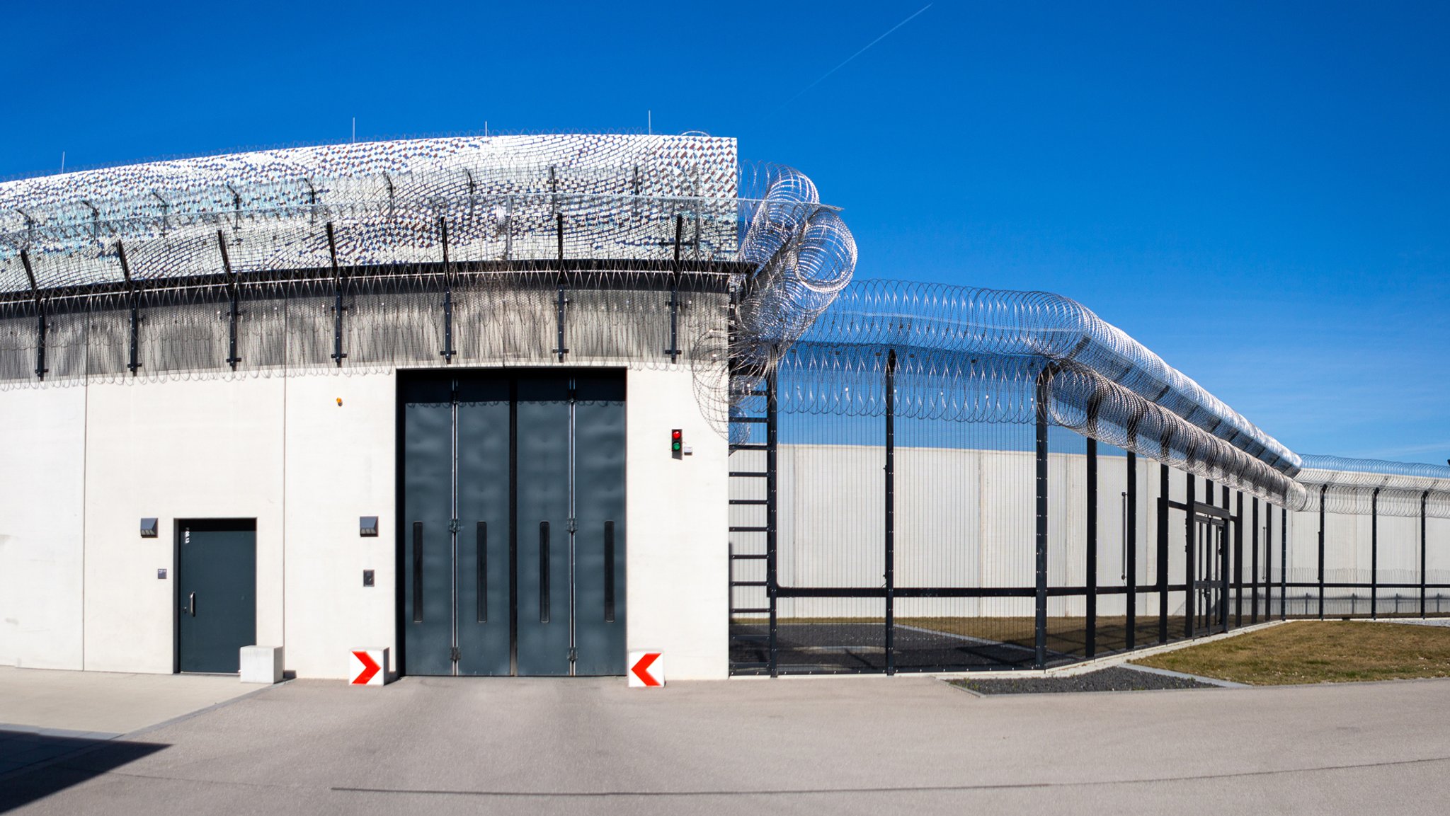 Außenansicht der JVA Gablingen, hohe Mauern und Stacheldrahtzäune