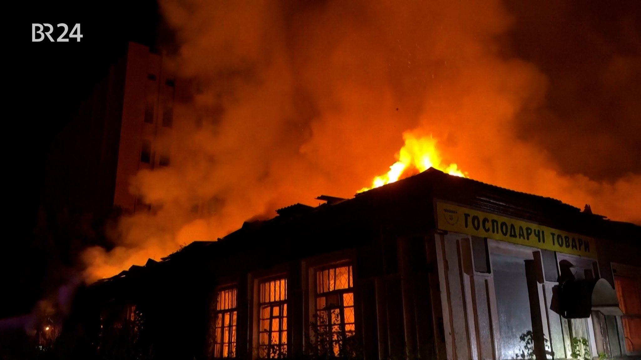 Feuer und Verwüstung nach russischen Luftangriffen auf die Region Kiew | Bild: BR Feuer und Verwüstung nach russischen Luftangriffen auf die Region Kiew