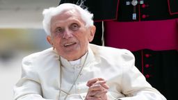 War Joseph Ratzinger einst in die Vertuschung von Missbrauchsfällen involviert? Ein Gutachten soll Antworten liefern. | Bild:dpa-Bildfunk/Sven Hoppe