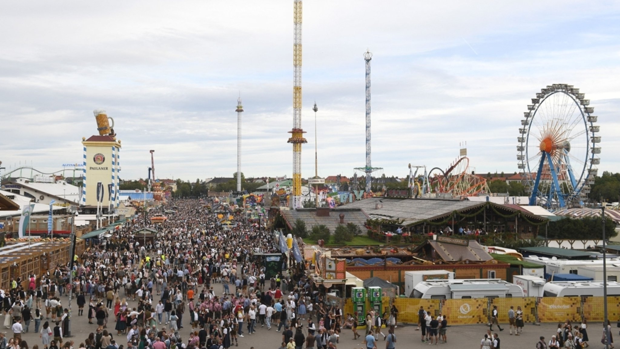 Symbolbild: Überblick über das Münchner Oktoberfest am 20.9.26 | Bild: dpa-Bildfunk/Felix Hörhager Symbolbild: Überblick über das Münchner Oktoberfest am 20.9.26