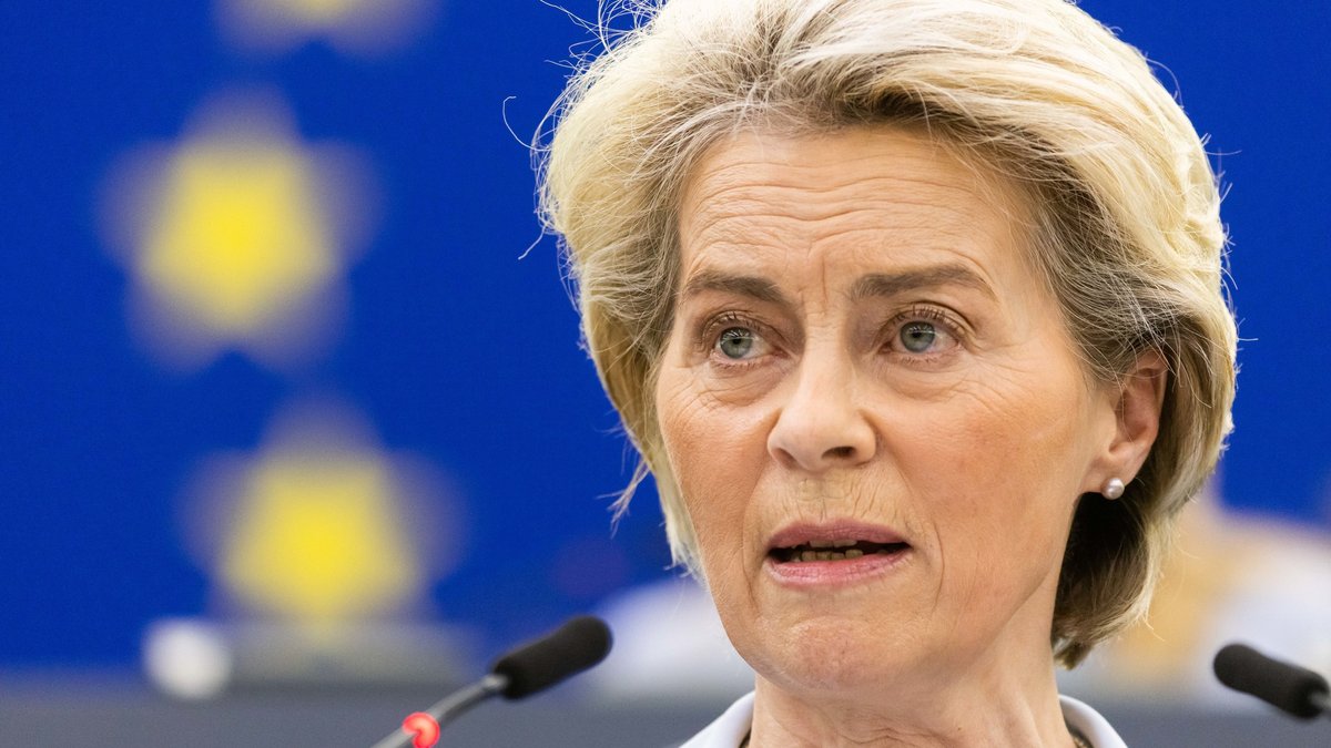 Ursula von der Leyen (CDU, Mitglied der Fraktion EVP), Präsidentin der Europäischen Kommission, im Gebäude des Europäischen Parlaments 