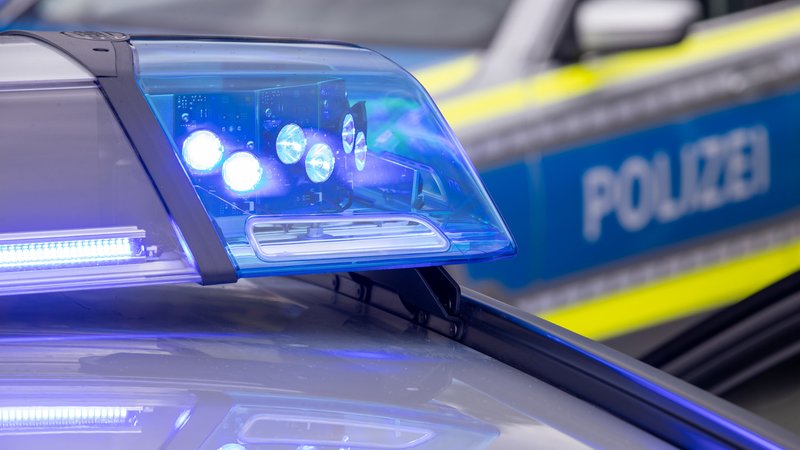 Ein Blaulicht auf dem Dach eines Polizeifahrzeugs (Symbolbild) | Bild: dpa-Bildfunk/Daniel Karmann Ein Blaulicht auf dem Dach eines Polizeifahrzeugs (Symbolbild)