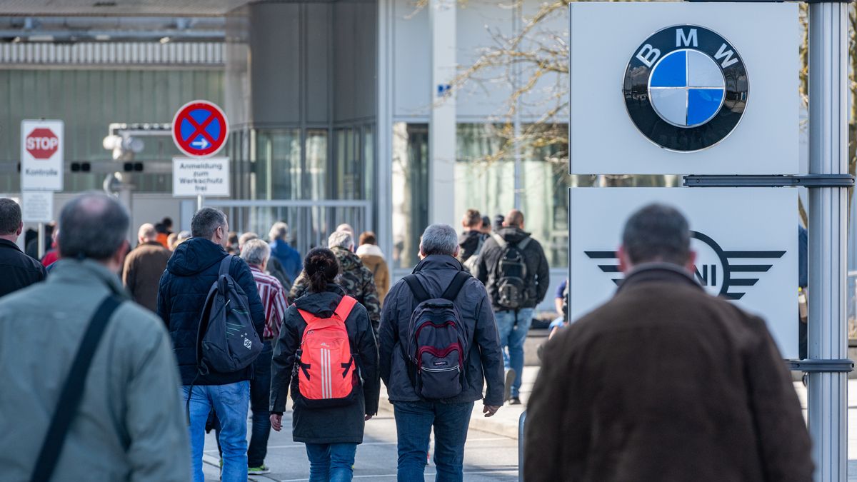 Bmw In Dingolfing Vor 50 Jahren Wurde Der Grundstein Gelegt Br24