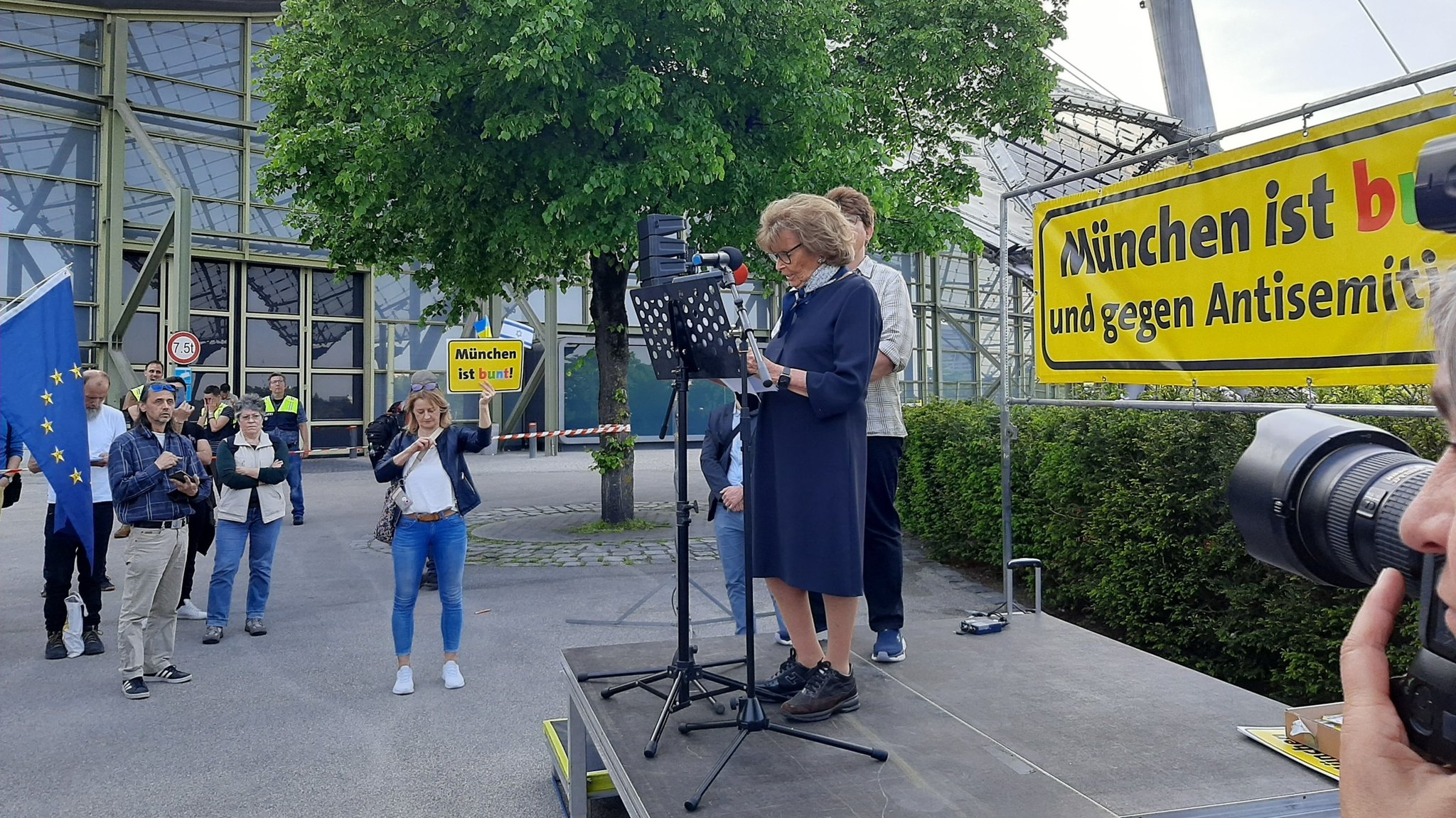 Charlotte Knobloch vor der Olympiahalle