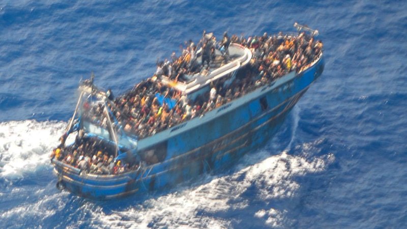 Griechenland, Ägäisches Meer: Dieses undatierte, von der griechischen Küstenwache am 14.06.2023 zur Verfügung gestellte Bild zeigt zahlreiche Menschen, auf dem Deck eines Fischerboots, das später vor Südgriechenland kenterte und sank. 