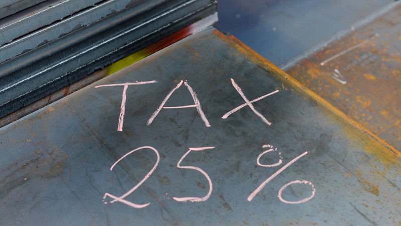 "TAX 25 %" steht auf dem Stahl im Lager eines Stahlhändlers | Bild: picture alliance / Frank May | Frank May "TAX 25 %" steht auf dem Stahl im Lager eines Stahlhändlers