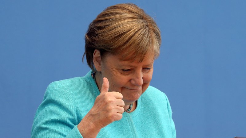 Bundeskanzlerin Angela Merkel (CDU) sitzt in die Bundespressekonferenz und hebt den Daumen.