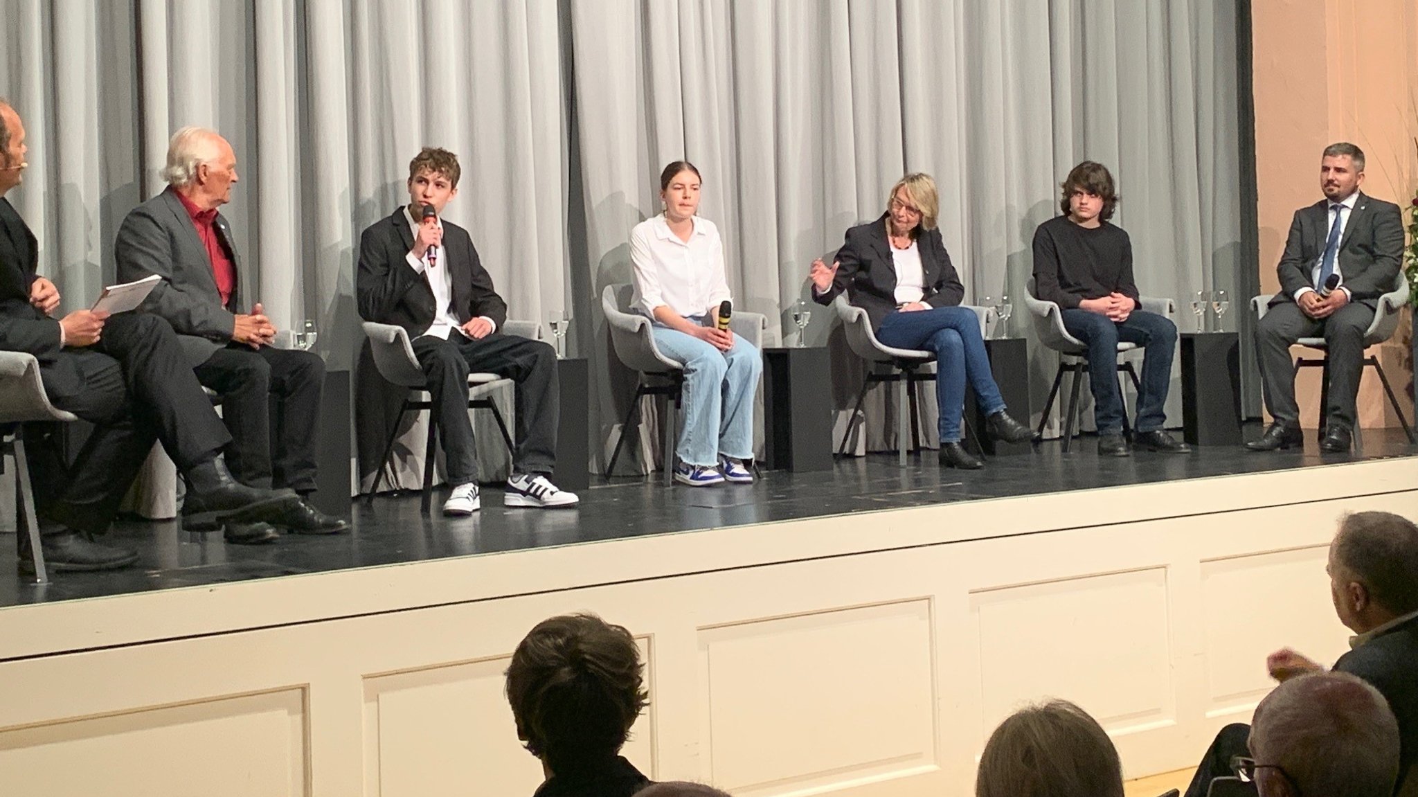 Schüler diskutieren mit Autorin Kerstin Boie über die Penzberger Mordnacht