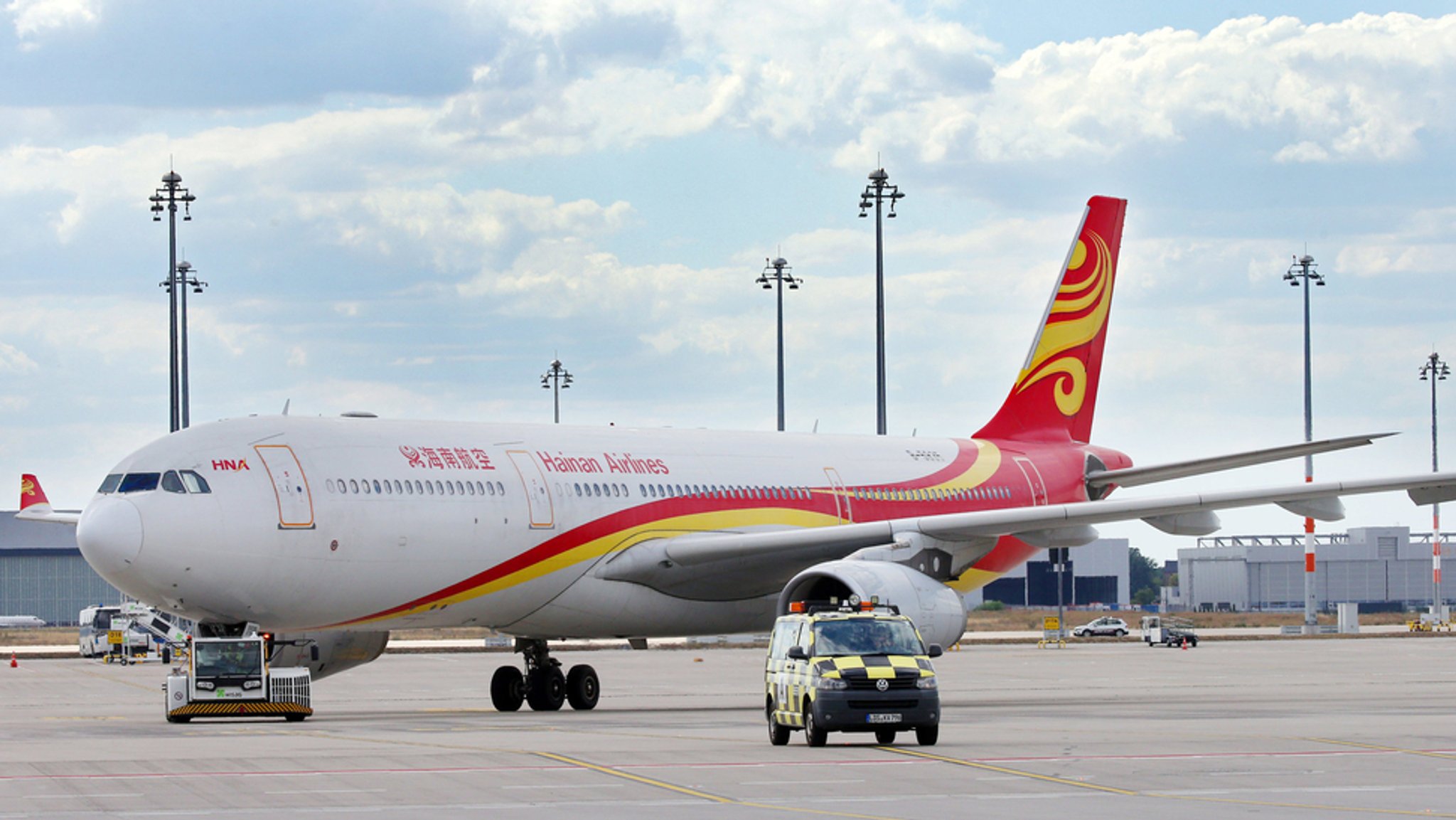 Ein Airbus A330-300 der chinesischen Fluggesellschaft Hainan Airlines wird vor seinem Erstflug auf dem Flughafen Berlin Brandenburg über das Rollfeld geschleppt. Wegen der massiven Corona-Welle in China fordert der außenpolitische Sprecher der Unionsfraktion, Jürgen Hardt, einen Stopp der Flugverbindungen mit der Volksrepublik.