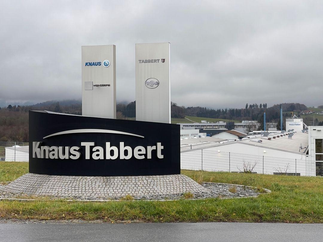 Dunkle Wolken hängen über dem Firmensitz von Knaus Tabbert in Jandelsbrunn am Tag nach der Razzia.