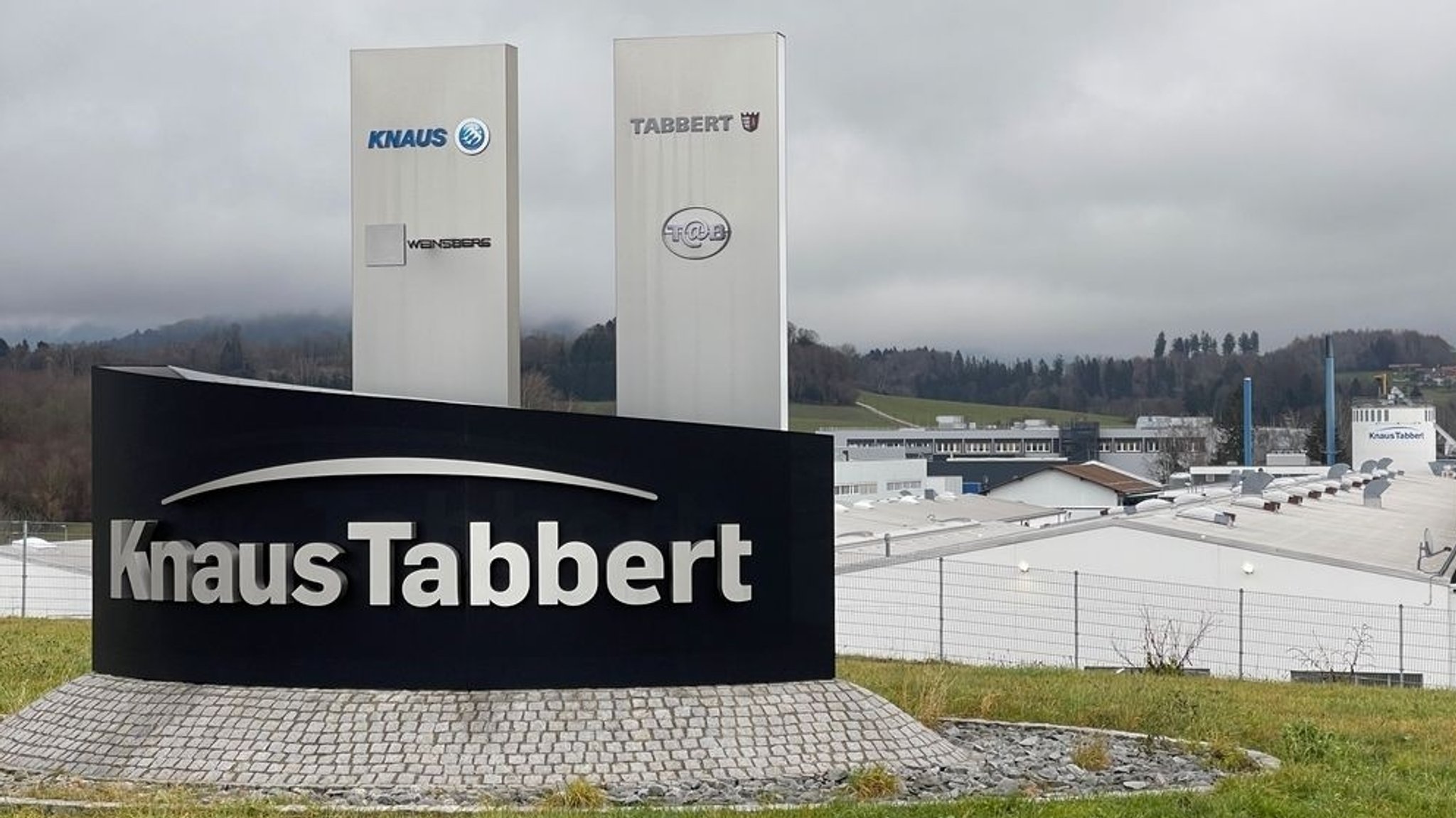 Dunkle Wolken hängen über dem Firmensitz von Knaus Tabbert in Jandelsbrunn am Tag nach der Razzia.