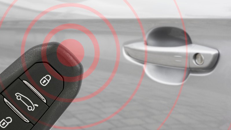 Keyless-Go: Das Auto erkennt, wenn der Autoschlüssel in der Nähe ist und sperrt sich von selbst auf. | Bild: picture alliance / Zoonar | DesignIt Keyless-Go: Das Auto erkennt, wenn der Autoschlüssel in der Nähe ist und sperrt sich von selbst auf.