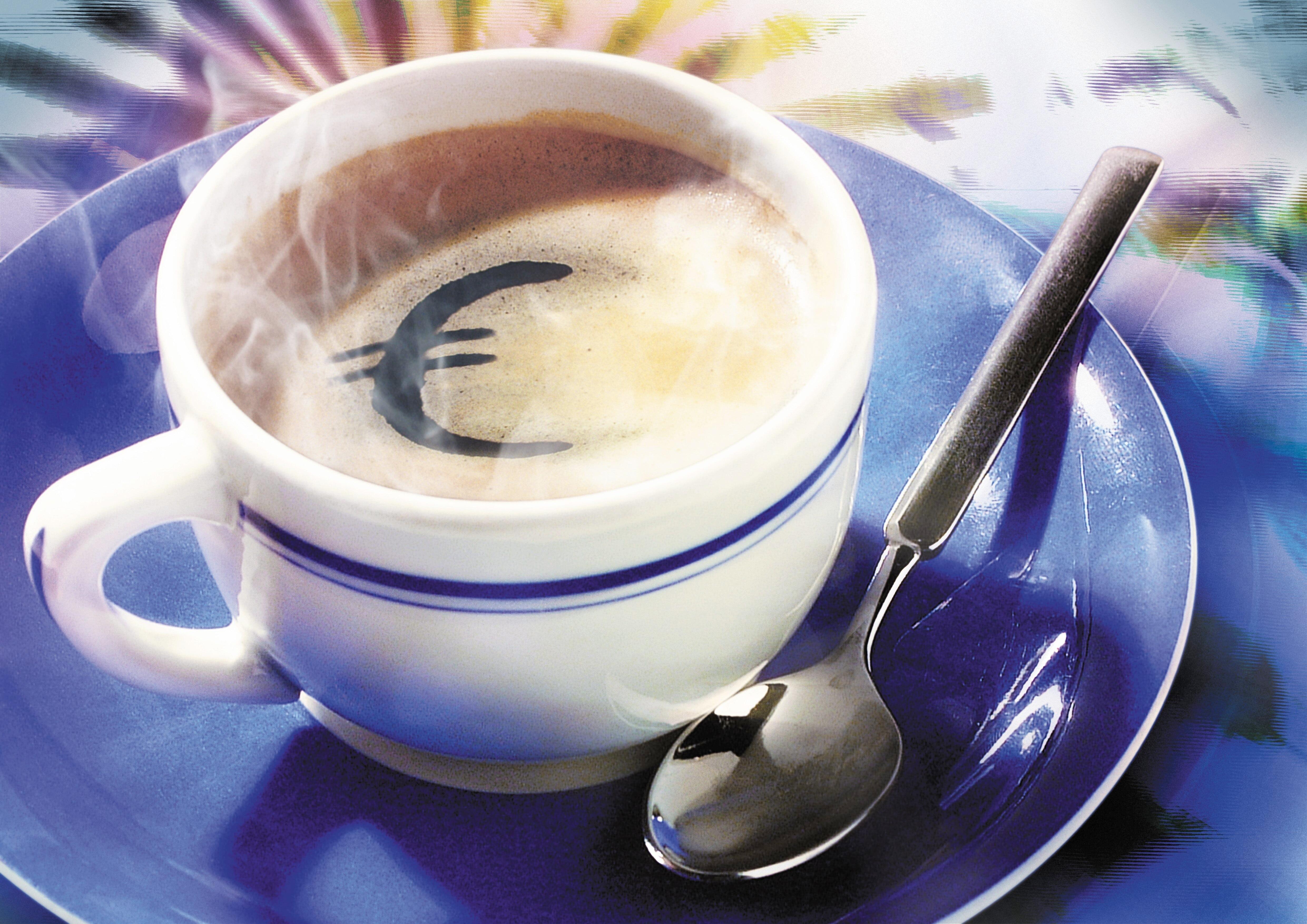 Ein Tasse mit dampfendem Kaffee