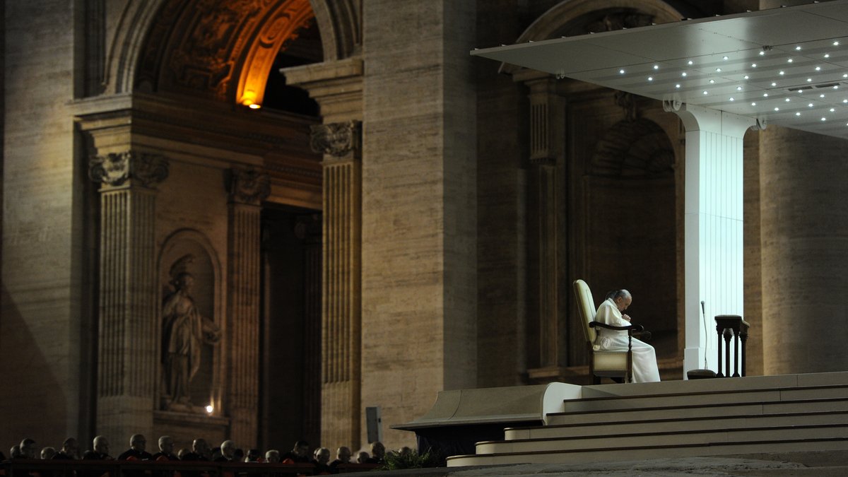 Papst Franziskus, versunken im Gebet. Das Oberhaupt der katholischen Kirche hat zum Gebet um Frieden in Nahost aufgerufen. (Archivfoto)
