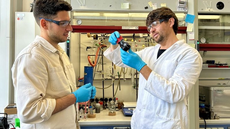 Zwei Wissenschaftler in einem Chemielabor auf dem Energiecampus Nürnberg | Bild: BR/Michael Reiner Zwei Wissenschaftler in einem Chemielabor auf dem Energiecampus Nürnberg