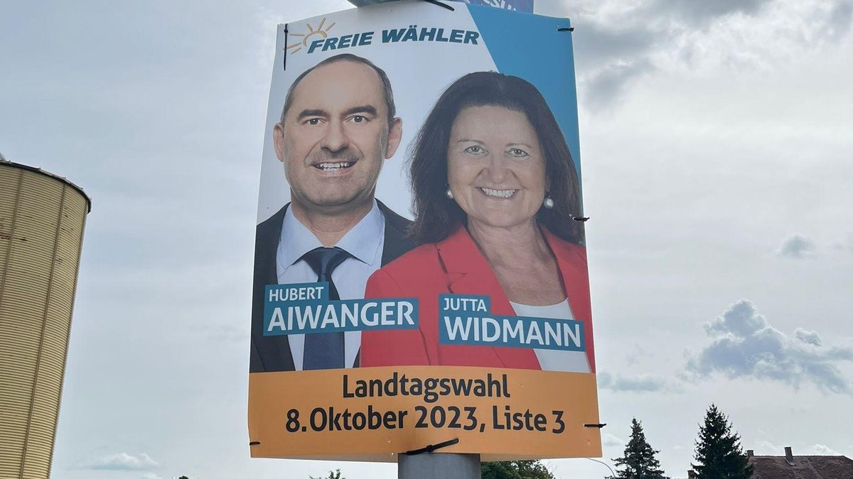 Ein Wahlplakat zeigt Aiwanger und Widmann (Freie Wähler)