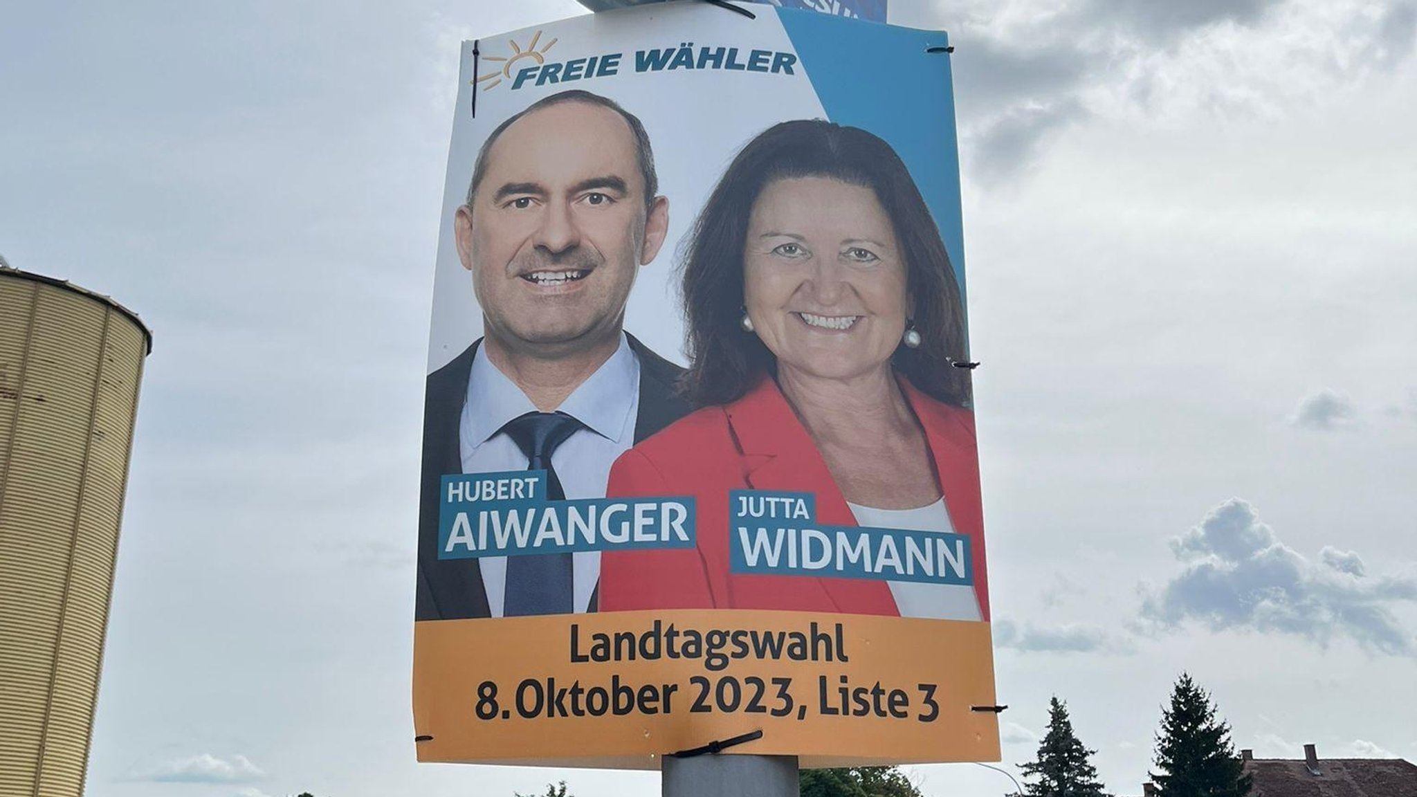 Ein Wahlplakat zeigt Aiwanger und Widmann (Freie Wähler)