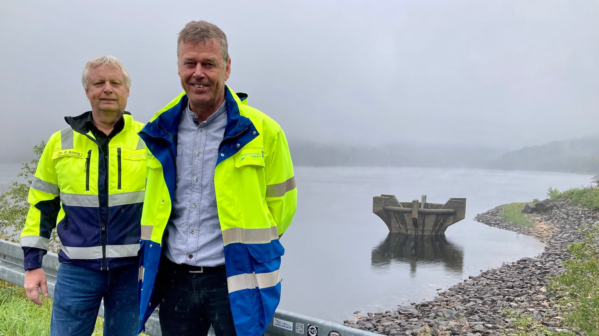 Hydrogeologe Rainer König (links) und Michael Kühberger, Leiter des Wasserwirtschaftsamts Deggendorf, an der Talsperre Frauenau