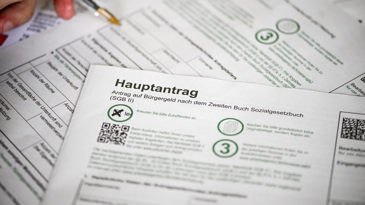 13.09.2023, Berlin: In einem Jobcenter liegt ein Antrag auf Bürgergeld. (zu dpa «Haushaltskrise: Ampel unter Entscheidungsdruck - Streit um Sozialetat») Foto: Jens Kalaene/dpa +++ dpa-Bildfunk +++