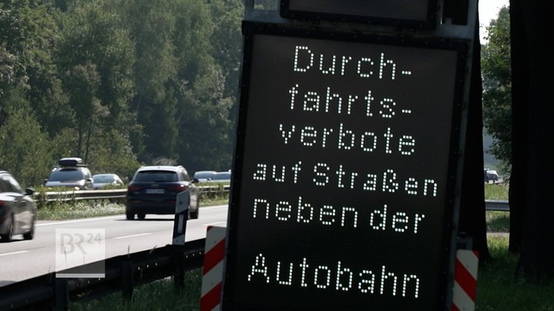 Wer von der Autobahn runterfährt, um einen Stau auf Schleichwegen zu umgehen, der hat im Landkreis Rosenheim ab heute schlechte Karten. Entlang der A 8 und der A 93 gilt erstmals ein Durchfahrverbot- von Freitag bis Sonntag und an Feiertagen. | Bild: BR Wer von der Autobahn runterfährt, um einen Stau auf Schleichwegen zu umgehen, der hat im Landkreis Rosenheim ab heute schlechte Karten. Entlang der A 8 und der A 93 gilt erstmals ein Durchfahrverbot- von Freitag bis Sonntag und an Feiertagen.