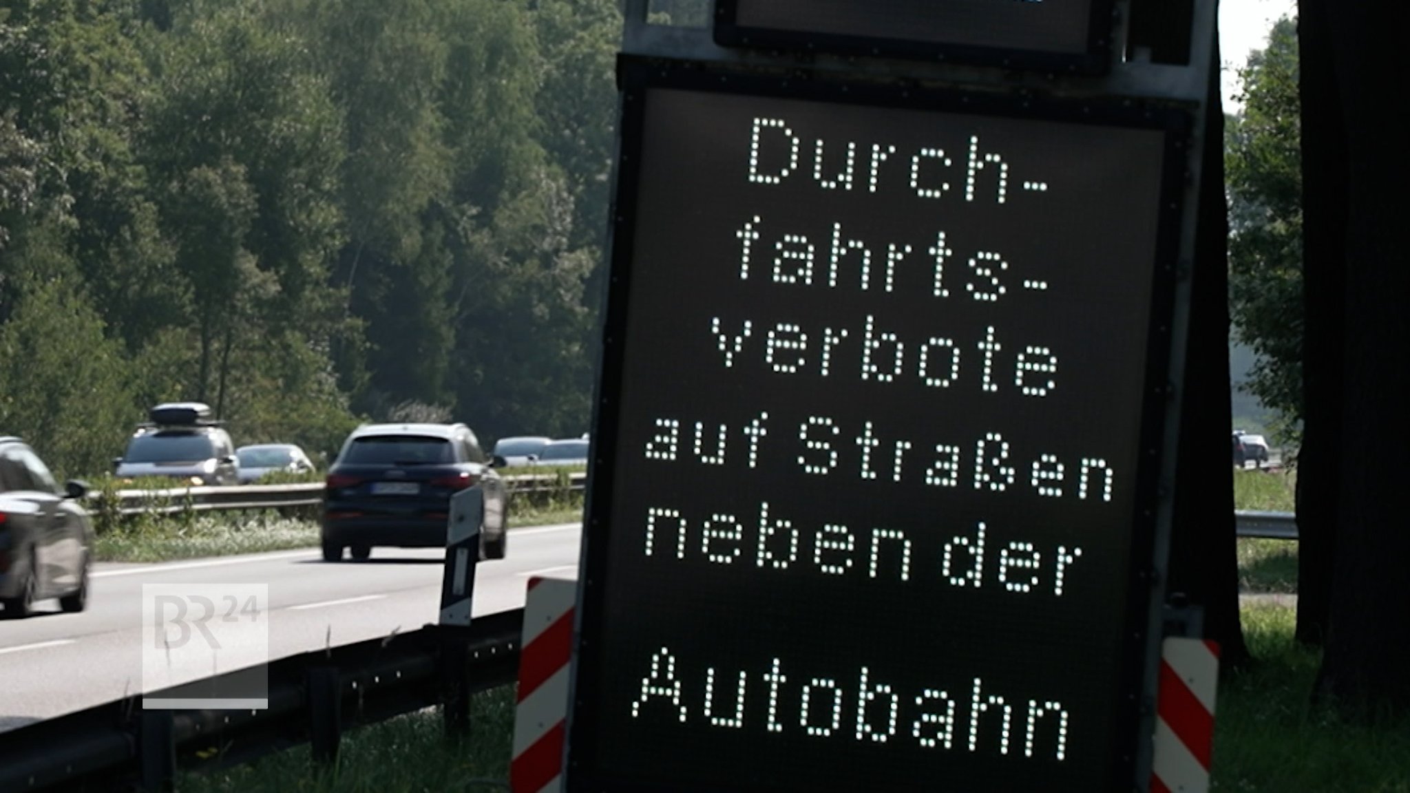 Wer von der Autobahn runterfährt, um einen Stau auf Schleichwegen zu umgehen, der hat im Landkreis Rosenheim ab heute schlechte Karten. Entlang der A 8 und der A 93 gilt erstmals ein Durchfahrverbot- von Freitag bis Sonntag und an Feiertagen. | Bild: BR Wer von der Autobahn runterfährt, um einen Stau auf Schleichwegen zu umgehen, der hat im Landkreis Rosenheim ab heute schlechte Karten. Entlang der A 8 und der A 93 gilt erstmals ein Durchfahrverbot- von Freitag bis Sonntag und an Feiertagen.