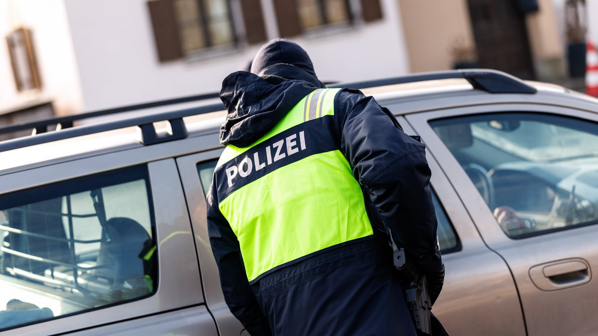 Polizist an einem Grenzübergang 