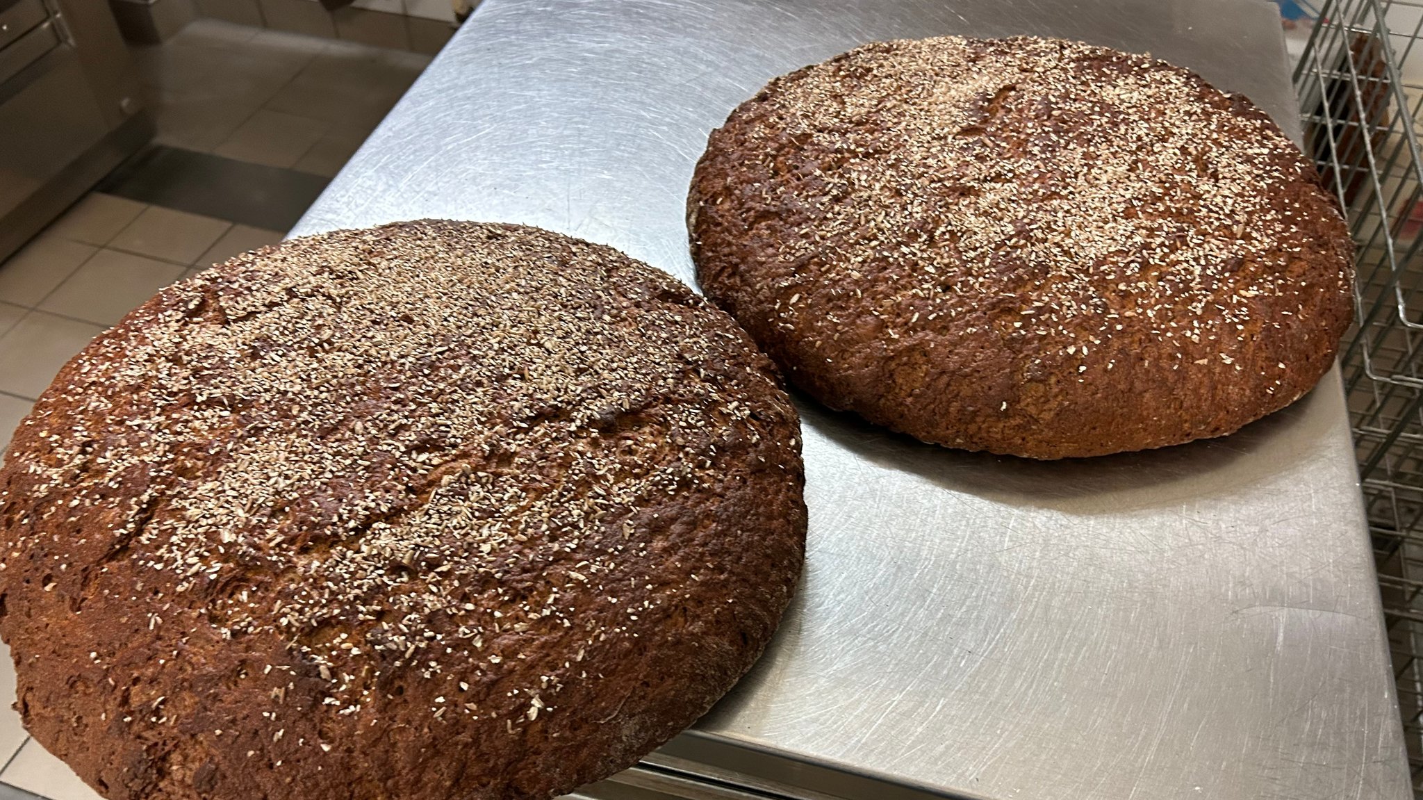 Zwei Laibe Brot liegen auf einem Tisch.